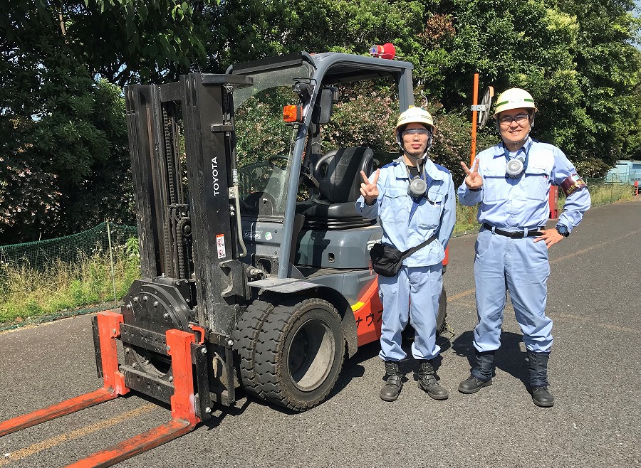 笑顔でピースの先輩社員